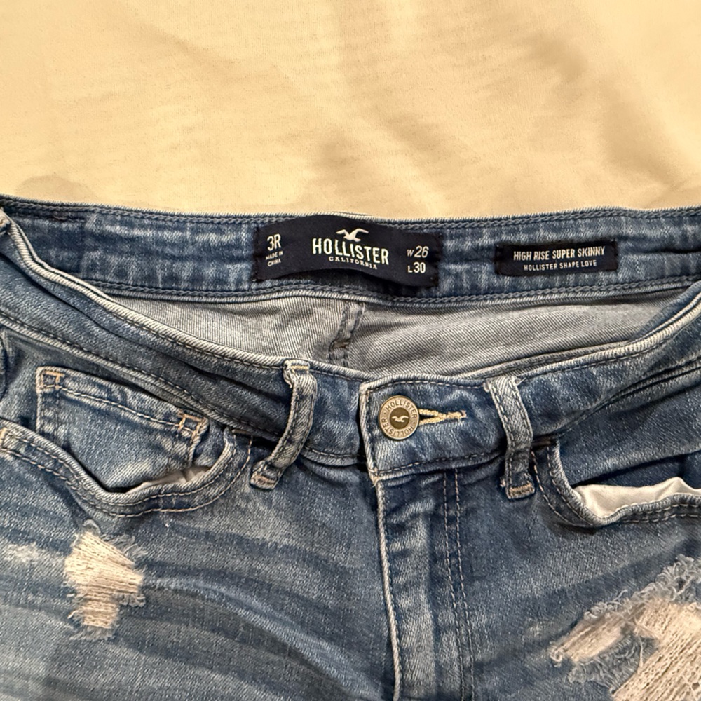 Hollister Jeans high-rise super skinny size 26 length 30 distressed skinny jeans